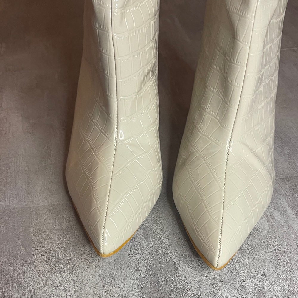 Elegant Cream Faux Croc Knee-High Women's Boots- Sz 10 - Picture 7 of 16